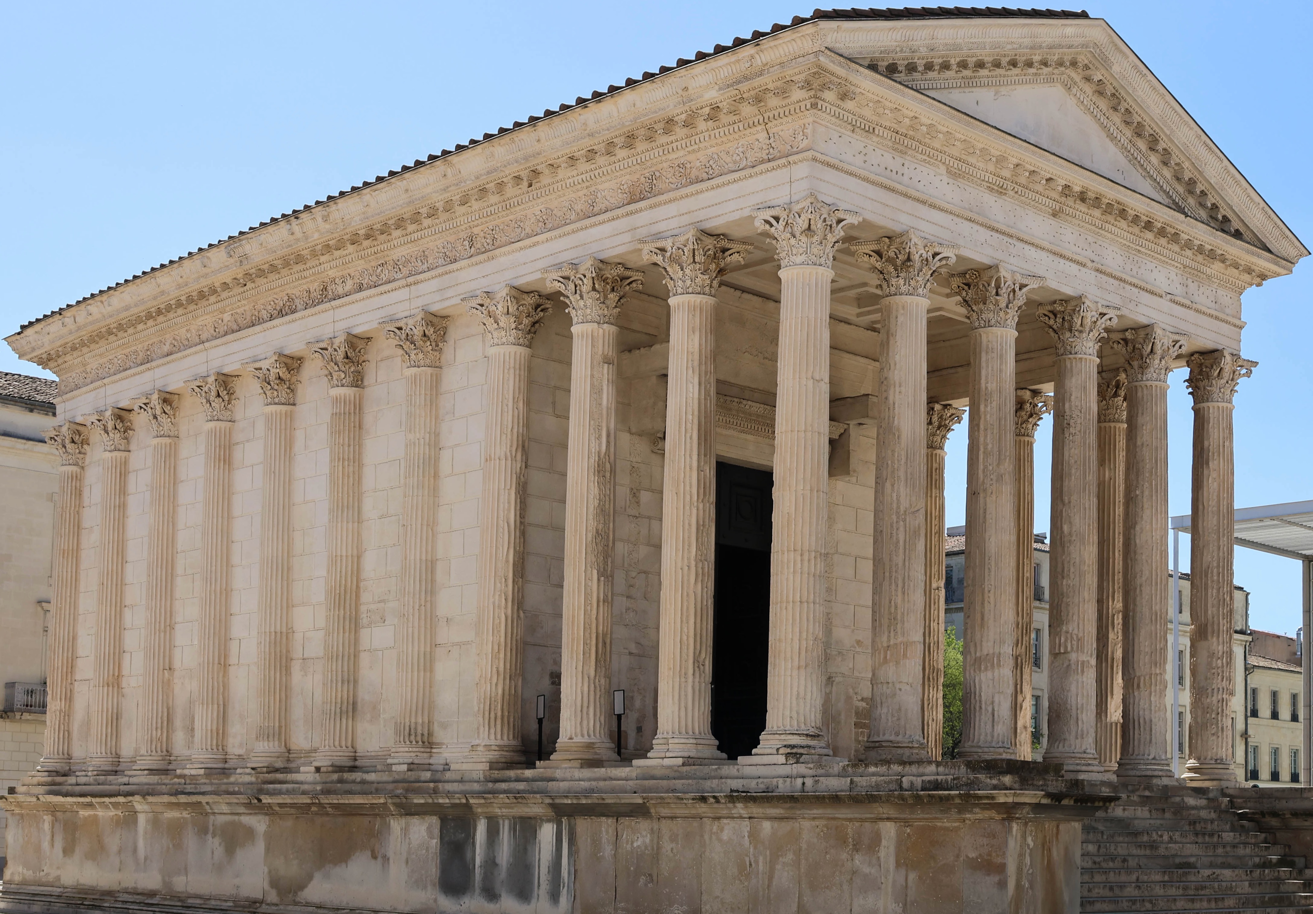 N&icirc;mes la romaine : chronique d&rsquo;une cit&eacute; antique