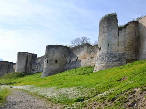 Le château de Coucy : monumental château féodal en ruine